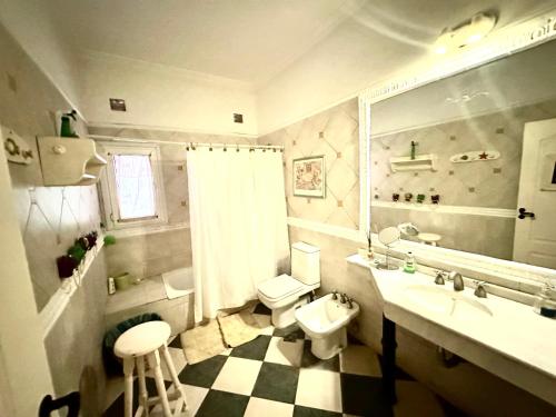 a bathroom with a sink and a toilet and a mirror at Casa divina in Yerba Buena