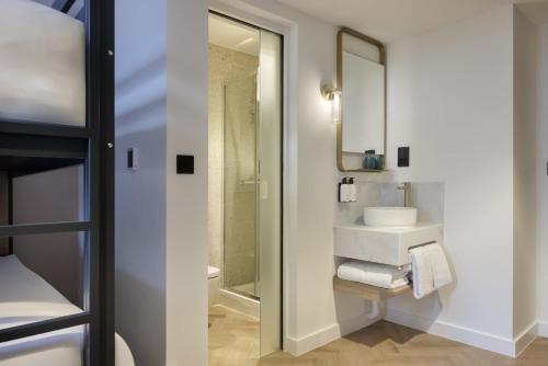 un baño con lavabo y espejo en The Drey, en Londres