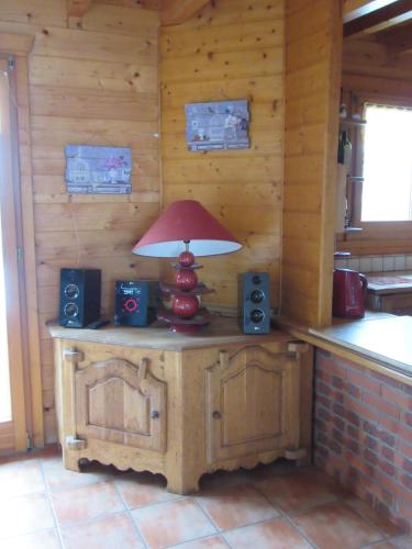 a lamp sitting on top of a table with speakers at Les Chalets de Jade in Viremont