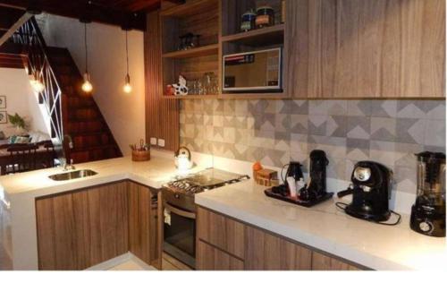 Cucina o angolo cottura di Chalé rústico e aconchegante em Gravatá