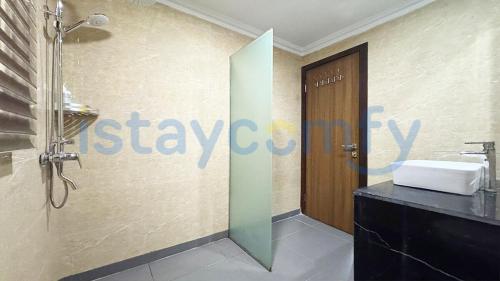 y baño con ducha con lavabo y ducha con showeriterator. en 3BR Aston Residence 0701 City View, en Nagoya