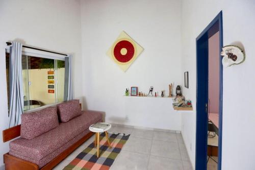 a living room with a purple couch and a window at Casa Matatiso - casa de 2 quartos na Ilha Grande in Angra dos Reis