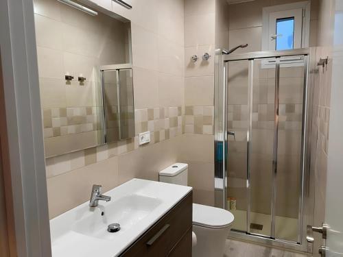 a bathroom with a sink and a shower at Habitación L'Elefant en Casa Camí de les Aigües Monistrol de Montserrat in Monistrol