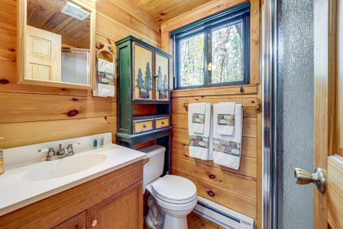 une salle de bain avec toilettes et lavabo dans l'établissement Hocking Hills Lake Gem with Hot Tub, Dock, 100 Acres, à Hamden