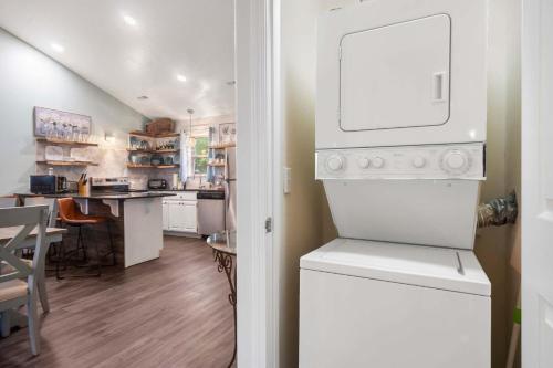 uma cozinha com máquina de lavar e secar roupa ao lado de uma mesa em Retreat by Design - Resort Amenities em Branson West