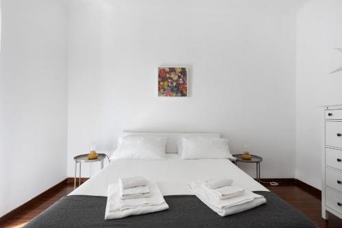 a bedroom with a white bed with two white towels at Maison18 in Pegazzano