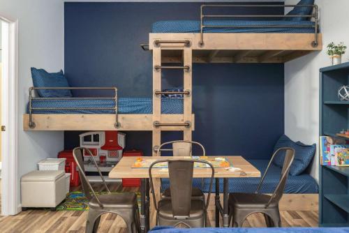 Palanda nebo palandy na pokoji v ubytování Blue Oak Hideaway - A Kids Paradise