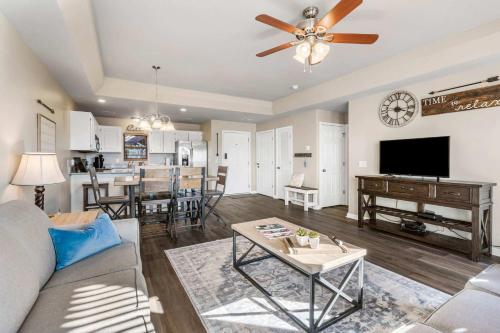 un salon avec un canapé et une table dans l'établissement Oak Lane Escape - Branson - Resort Condo on Golf Course with Endless Amenities, à Branson West