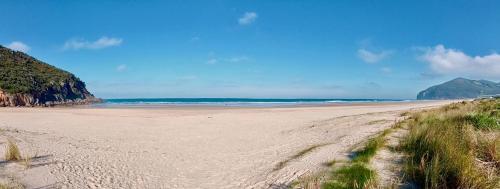 a sandy beach with the ocean in the background at Chalet adosado entre playas in Argoños