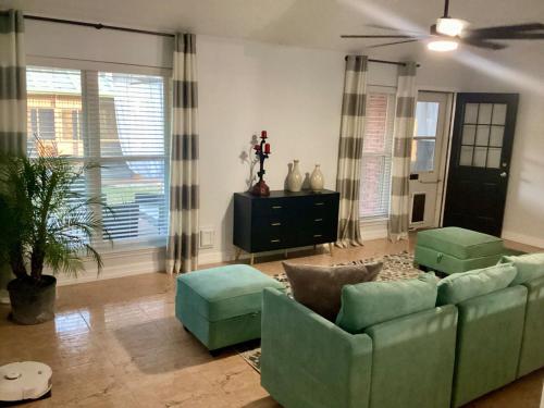 Fotografija u galeriji objekta Maple House w-Private Jacuzzi Near IAH u gradu Hambl