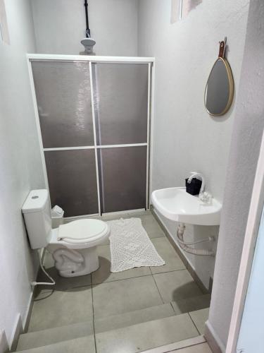 un bagno con doccia, WC e lavandino di Studio & suites Patricia Tennis ad Abelardo Luz