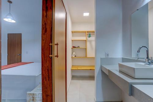 Un baño con lavabo, inodoro y ducha. en HS Residence 1, en Itacaré