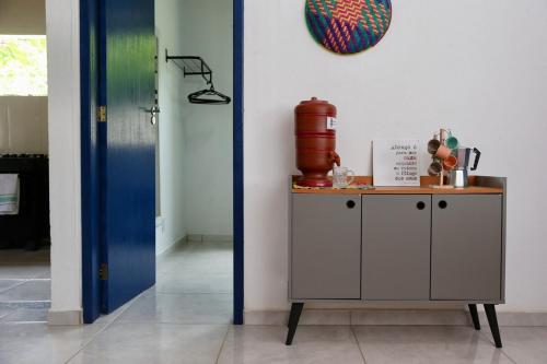 um quarto com uma mesa com uma garrafa térmica em cima em Casa Matatiso - casa de 1 quarto na Ilha Grande em Abraão