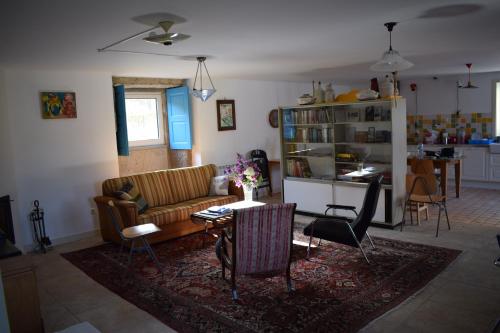 a living room with a couch and a table and chairs at Casa Zinda in Candemil