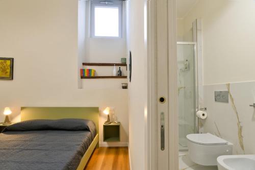 a bedroom with a bed and a toilet and a sink at Residenza La Donzella - Appartamento verde in Campobasso