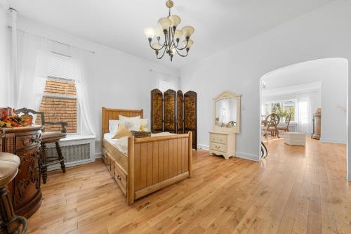 uma sala de estar com uma cama e um espelho em Quiet Retreat 10 Min to NYC Train & free Parking em Bayonne