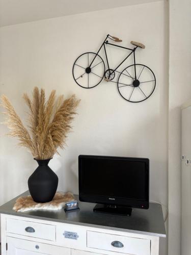 a bike on the wall next to a tv at L'Air Marin in Barbâtre