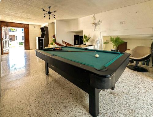 a pool table in a living room with a billiard at Escapada Calida para 4 en Zona Campestre Merida in Chuburná de Hidalgo