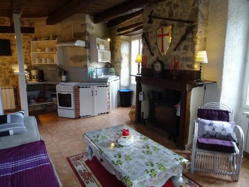 BrandonnetManoir Les Hortensias的带桌子的客厅和厨房