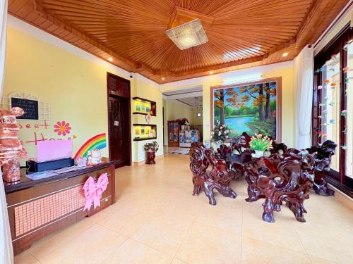 Kon Von KlaにあるHeniSi Homestay Măng Đen Villaの部屋の中にテーブルと椅子があるダイニングルーム