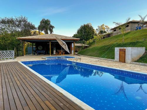 una piscina davanti a una casa di Rancho Ipês do Lago a Socorro