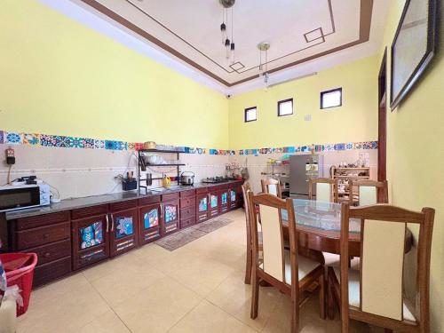 Kon Von KlaにあるHeniSi Homestay Măng Đen Villaのテーブルとダイニングルームのあるキッチン