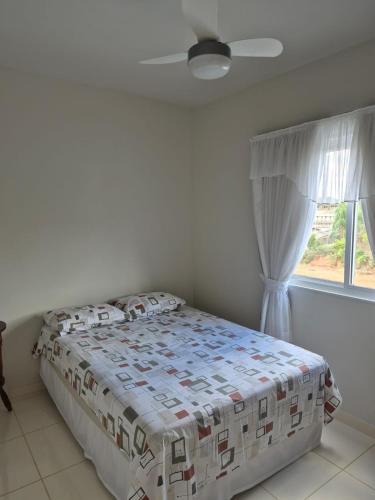 ein Bett in einem Schlafzimmer mit Fenster in der Unterkunft Apartamento Tennis Prime in Oliveira