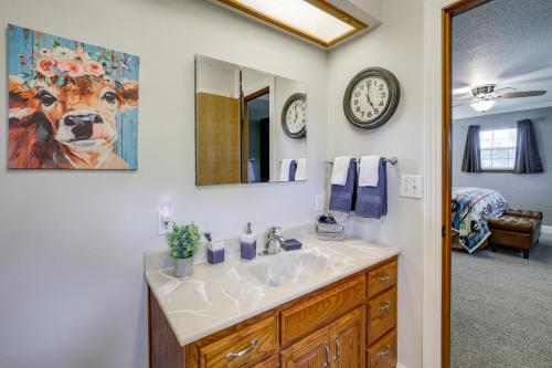 GroveにあるPrivate Boat Dock Family-Friendly Grove Getawayのバスルーム(シンク付)が備わります。壁に牛の絵が描かれています。