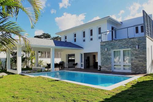 Πισίνα στο ή κοντά στο Villas Riviera