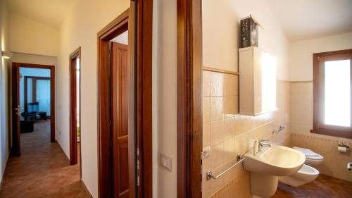 Ένα μπάνιο στο Uno spazio di verde incontaminato con piscina