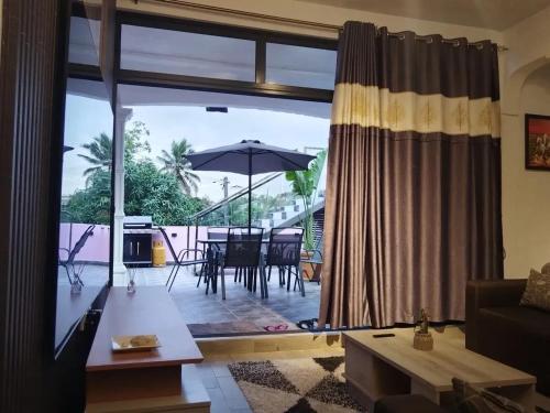 een woonkamer met uitzicht op een patio bij Charming Villa with Pool in Souillac in Souillac