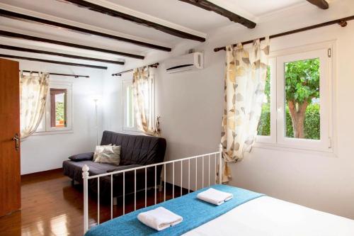a bedroom with a crib and a couch in a room at Melodia in Fternón
