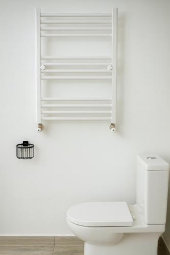 a bathroom with a white toilet in a room at HOTEL RANCHO UPLISTSIKHE სასტუმრო რანჩო უიფლისციხე in Uplistsikhe