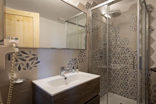 Mores亚纳斯乡村度假酒店的带水槽和淋浴的浴室