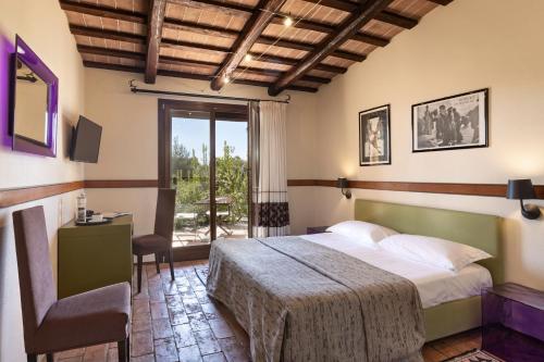 Mores亚纳斯乡村度假酒店的一间有床和窗户的酒店房间