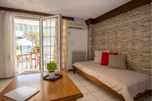 a bedroom with a bed and a brick wall at D&D Holiday Studios in Potos