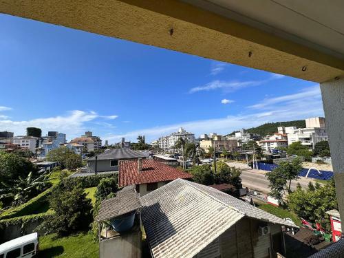 a view of a city from the roof of a house at Apartamento com churrasqueira em jurerê in Florianópolis
