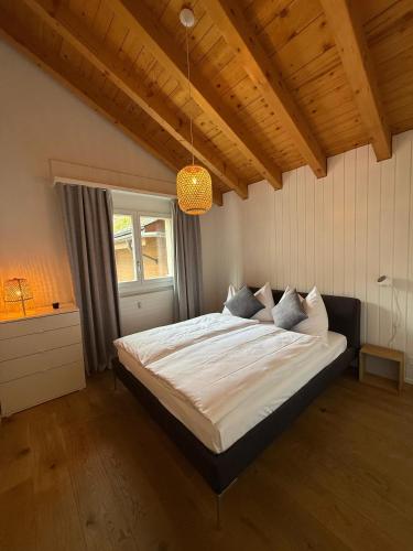 Postel nebo postele na pokoji v ubytování Mountain Glow Apartment