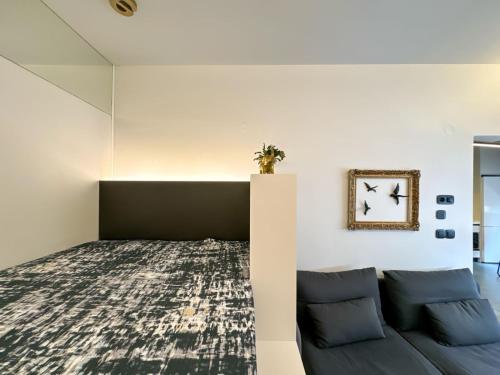 een kamer met een bed en een bank bij Aristotelous Luxury Stay in Thessaloniki