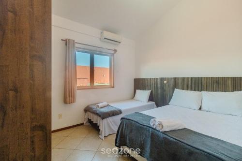 Postel nebo postele na pokoji v ubytování Aptos completos em cond. com piscina a 500m da Praia de Taperapuã - ENLs