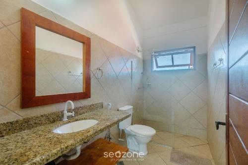 Koupelna v ubytování Aptos completos em cond. com piscina a 500m da Praia de Taperapuã - ENLs