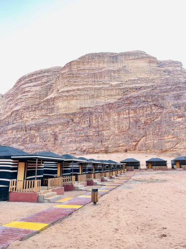 Pemandangan gunung umum atau pemandangan gunung yang diambil dari hotel