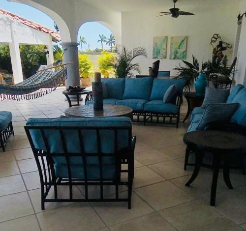 Prostor za sedenje u objektu Villa Vita Oceanfront Mansion