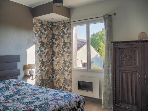 Orgnac-lʼAvenにあるGites de l'avenのベッドと窓のある寝室