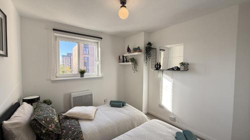 une chambre avec un lit et une fenêtre dans l'établissement Newly furnished comfortable property!, à Dalmuir