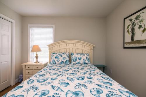 une chambre avec un lit avec un couvre-lit bleu et blanc dans l'établissement Grand View, à Edisto Island