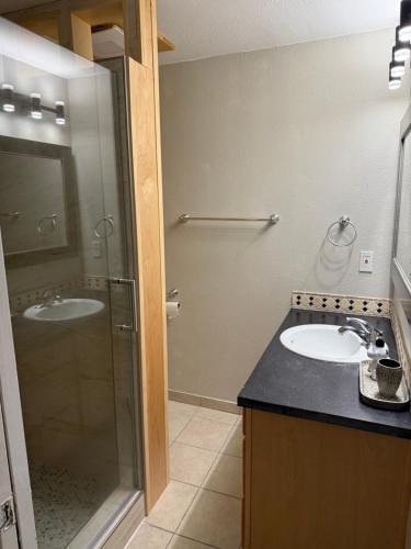 Ένα μπάνιο στο Browns Point Townhome with office