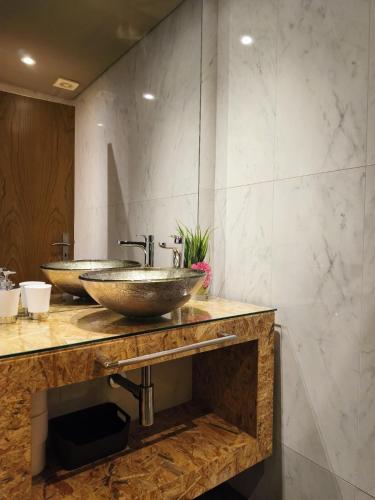 two sinks on a counter in a bathroom at Refúgio da Nau in Vila do Conde