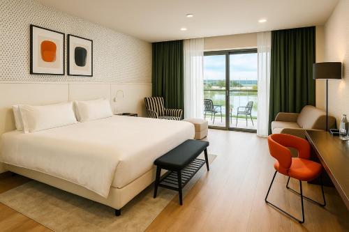 Postel nebo postele na pokoji v ubytování Holiday Inn Nola - Naples Vulcano Buono by IHG