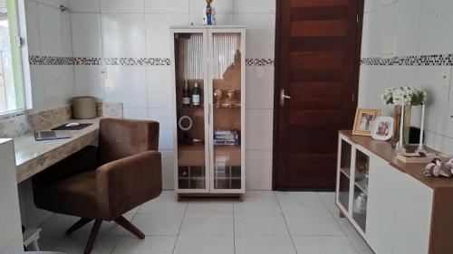 um quarto com uma secretária, uma cadeira e uma porta em Sejam bem vindos, ao paraíso de Genipabu! em Genipabu